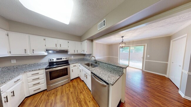 Building Photo - 2140 Fort Harrods Dr