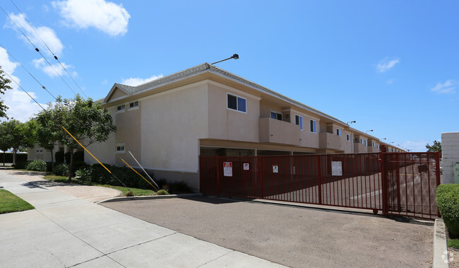 Building Photo - Country Club Lane Apartments