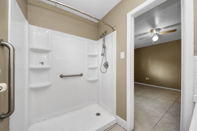 Building Photo - 811 Hillcrest Dr