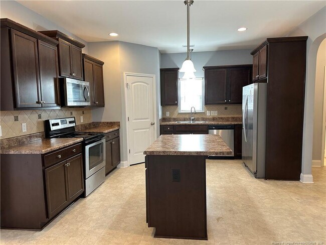 Building Photo - 2149 Heathcote Dr