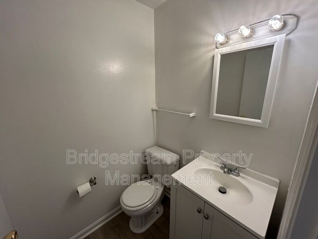 Building Photo - 955 Taylorsview Dr