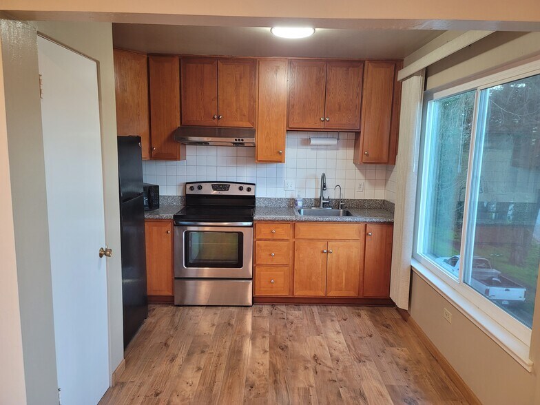 Building Photo - 132 Locksley Ave