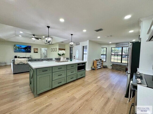 Building Photo - 35059 Anaqua Dr