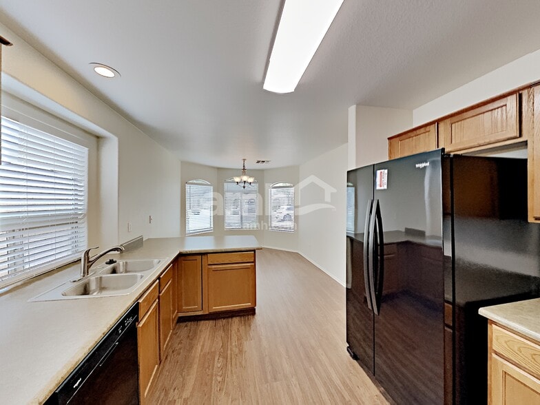 Building Photo - 15848 W Linden St