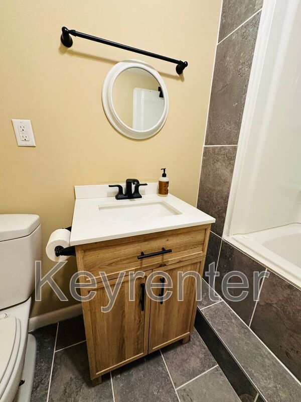 Building Photo - 918 W Forest Blvd