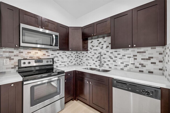 Building Photo - $2,700MONTHLY;339 SW 15TH ST #1-2 DANIA BEACH, FL 33004