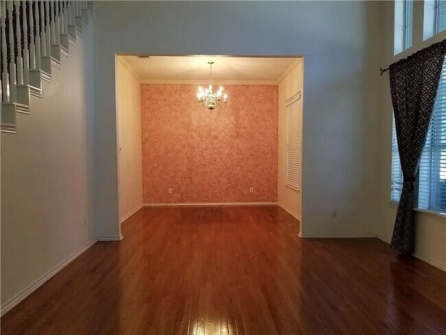 Building Photo - Stunning 5-Bedroom, 3-Bath Home with Over ...