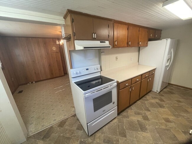 Building Photo - 2 bedroom 1 bath house available