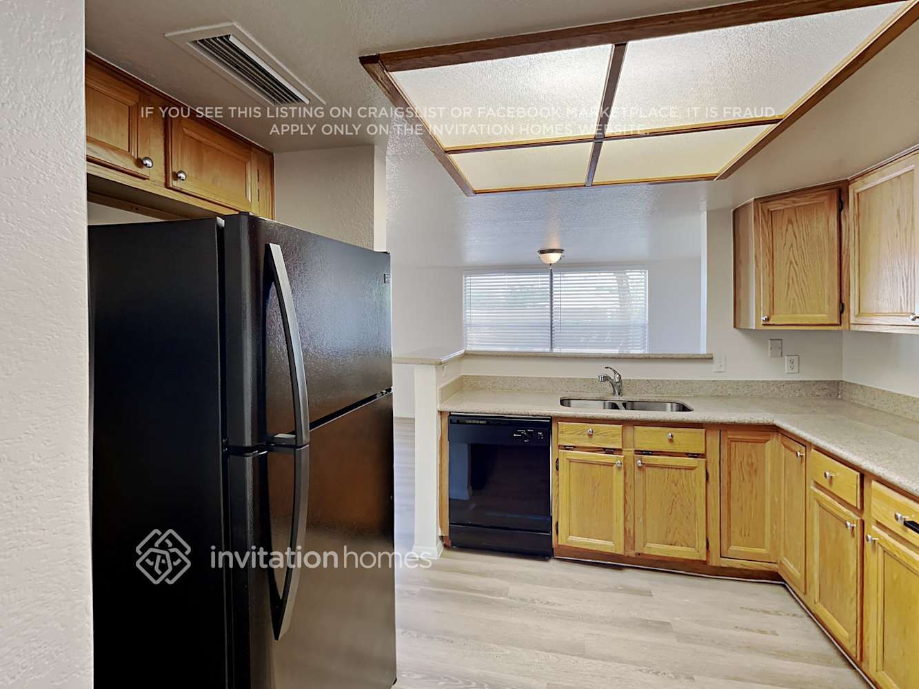 Building Photo - 501 N Red Rock St