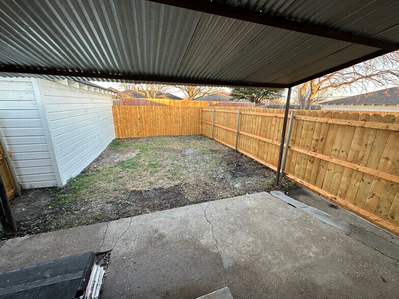 covered patio off kitchen - 2322 Meadow Ln