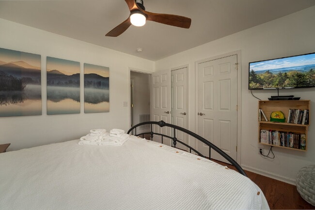 Building Photo - Mountain Lux Home - Centrally Located in Brevard! Furnished Mid- Term Rental Available from Novem...