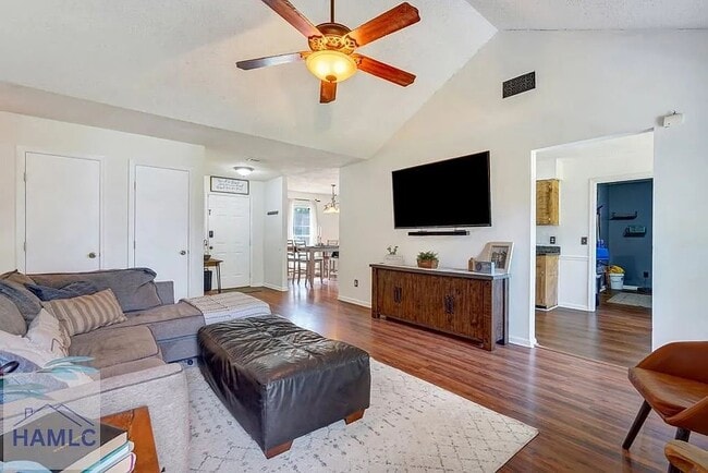 Building Photo - 908 Highland Dr