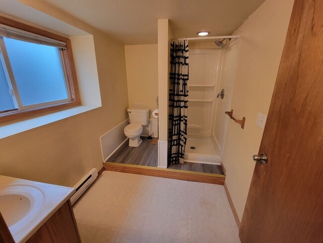 Building Photo - AVAILABLE JUNE 1ST -  Huge 6 Bed 2.5 Bath Home Close to campus!