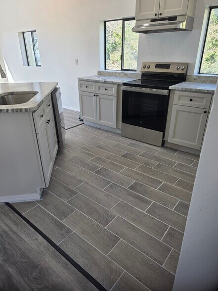 Tiled kitchen - 1047 Wharf St