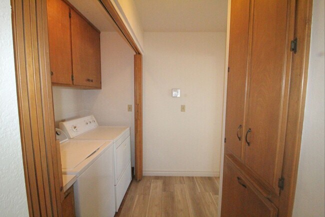 Building Photo - 3 Bedroom + 3 Bathroom Unit | Oxnard Shores | Unfurnished