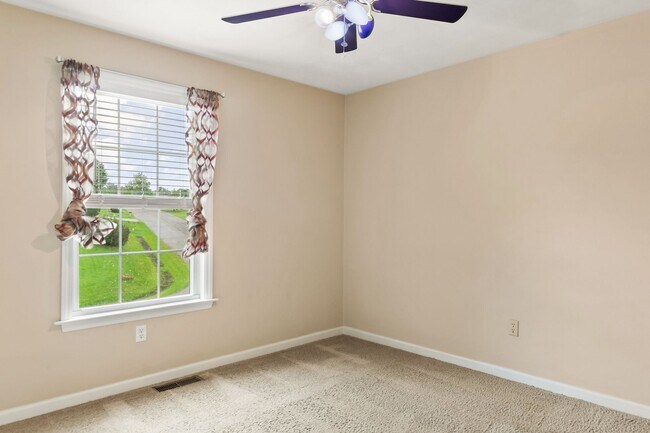 Building Photo - 3 Bed / 3 Bath. Pet Friendly. Easy access ...