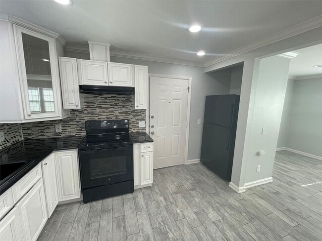 Building Photo - 3 BR/2BA |  Renovated Single Family Home |   2-car garage | Fenced backyard!