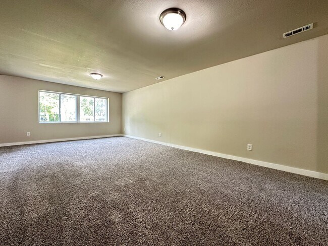 Building Photo - 3 Bed 2 Bath 2 Stall Garage - Country Styl...