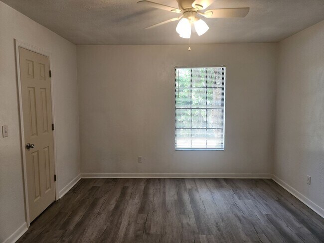 Building Photo - 1559 Hammock Dr