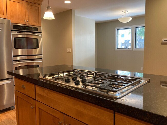 Building Photo - 3BR/3BA with FP, fenced front yard, lots of beautiful upgrades!