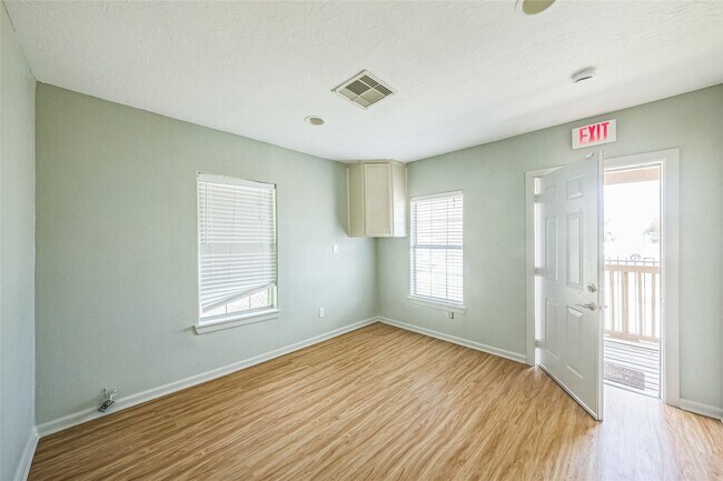 Building Photo - 2119 Jensen Dr