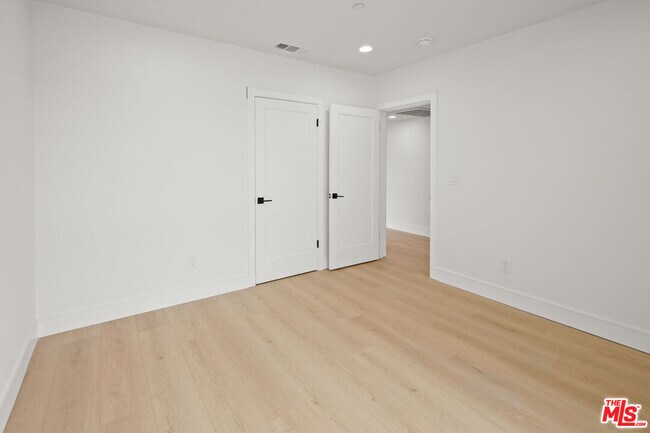Building Photo - 2700 Larga Ave