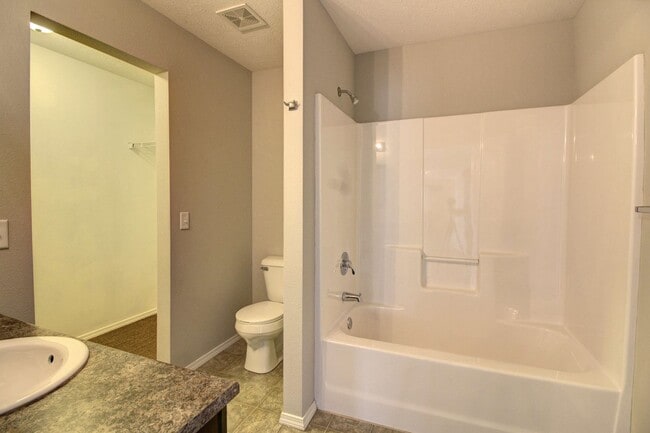 Building Photo - 3 Bedroom 2 Bathroom Home