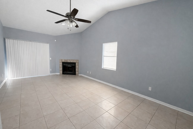 Building Photo - Indian Lakes