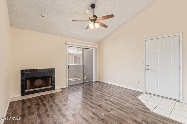 Building Photo - 533 W Guadalupe Rd