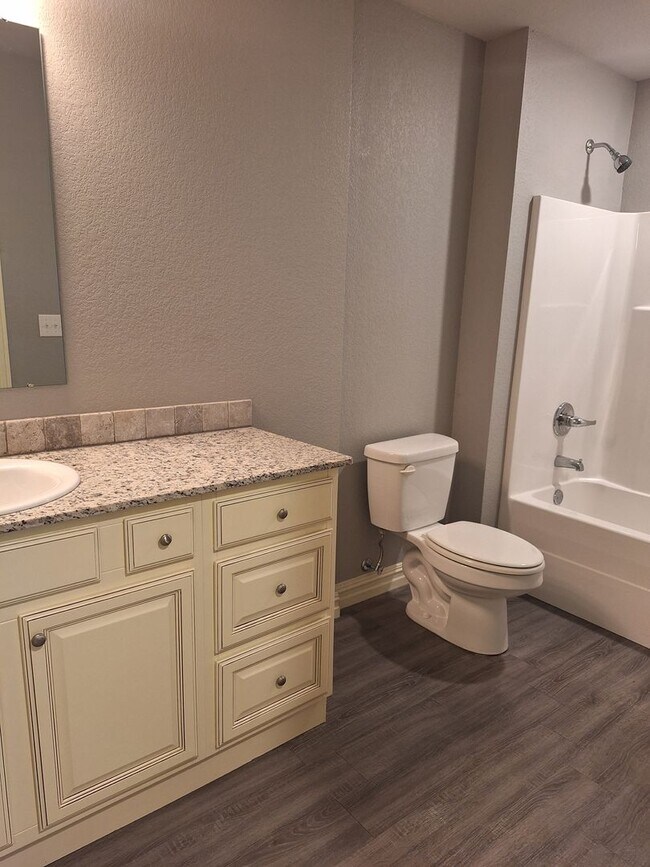 Building Photo - 3 bedroom Duplex