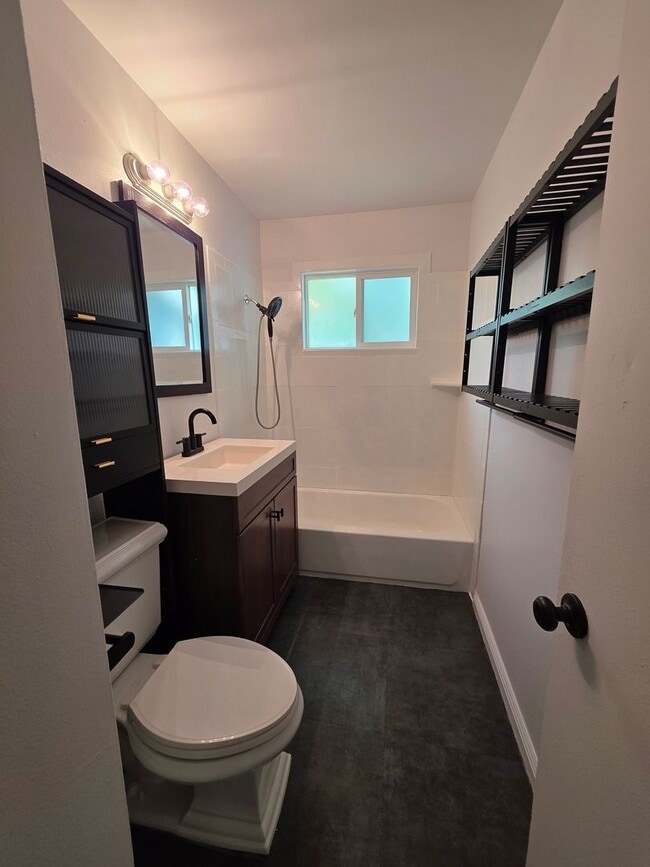 Building Photo - 3 BED/1 BATH LOCATED IN REDDING, CA