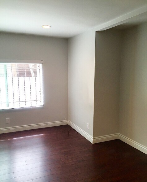 Building Photo - 1442 W 27th St