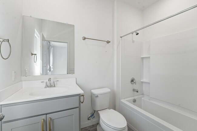 Building Photo - Stylish 2-bedroom, 2.5 bathroom townhouse in a desirable Phoenix location!