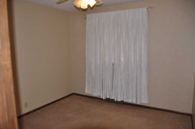 Building Photo - 836 S 131st St