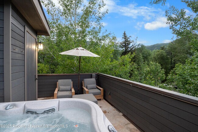 Building Photo - 304 S Garmisch St