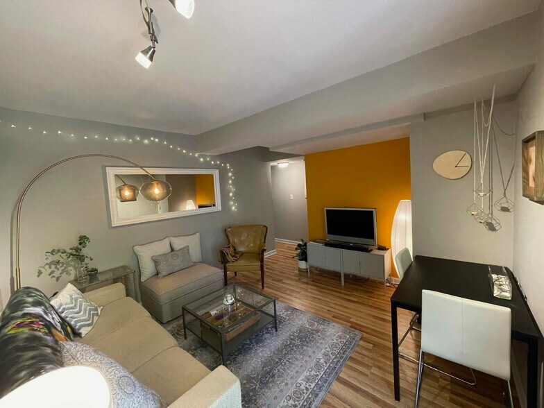 101 living room view 1 - 631 N Garden St