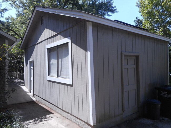 Building Photo - Enjoy Lakefront Luxury Year Round! $250 Off First Full Month's Rent!