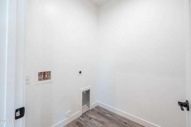 Building Photo - 909 E Desert Ln