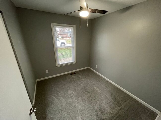 Building Photo - Brick Home For Rent Shelbyville