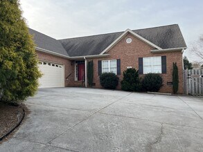 Building Photo - "Charming Kernersville Retreat: Spacious 4-Bed Gem with Granite Touches & Cozy Fireplace"