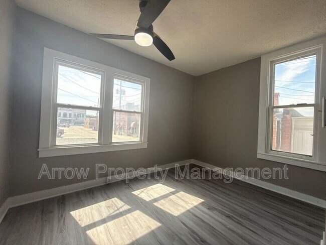 Building Photo - 715 Ella St