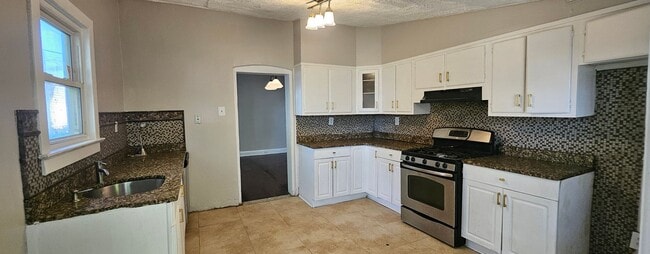 Building Photo - Large house with a nice layout welcome Home