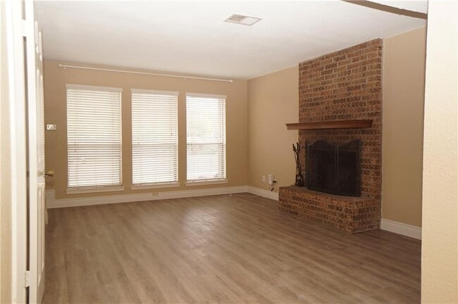 Building Photo - 6525 Hart Ln