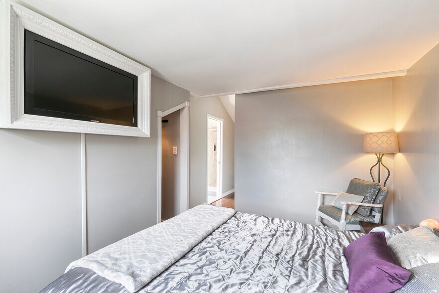 Upstairs bedroom - 4945 Delor Street