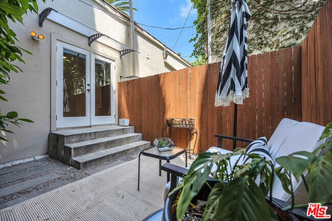 Building Photo - 738 Westmount Dr