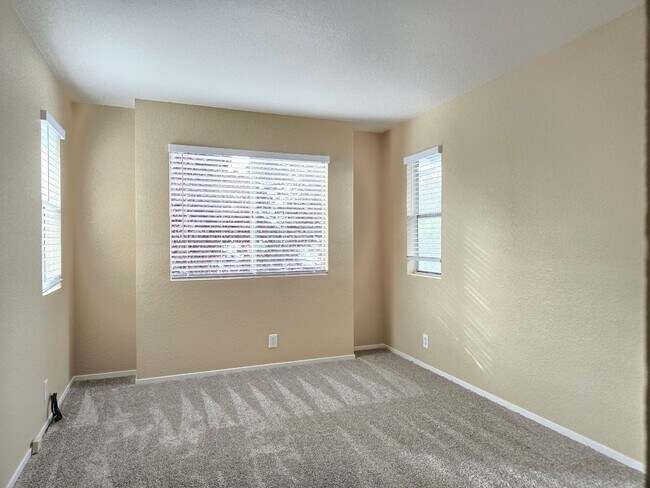 Building Photo - Spacious 2-Story Townhome, Updated Kitchen...