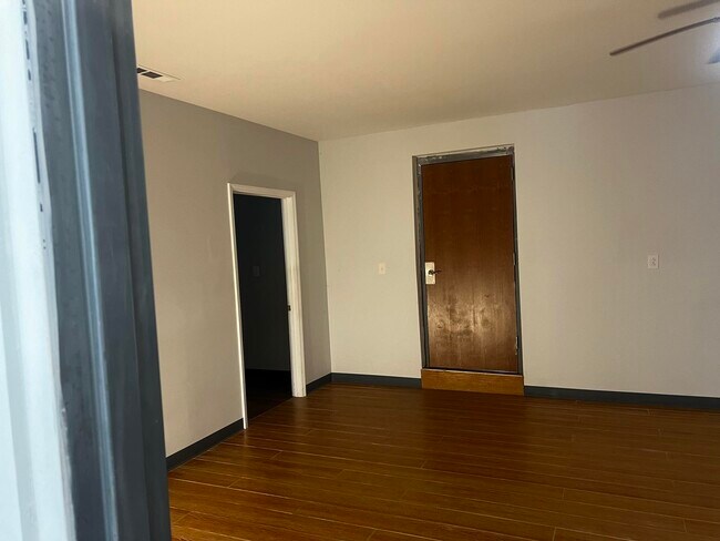 Building Photo - 2711 Robinwood Rd