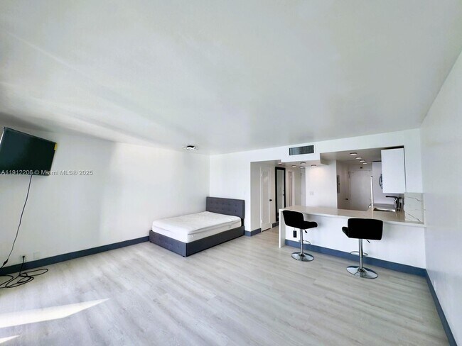 Building Photo - 1000 West Ave