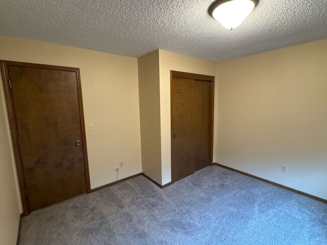Building Photo - 3 Bedroom 2 Bath 2 Car Garage! Southeast! ...