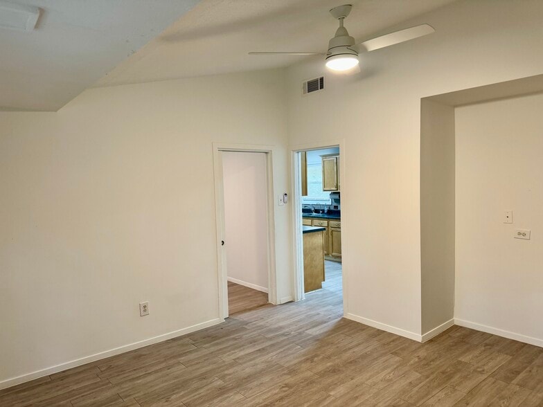 Den - 3914 Ella Blvd